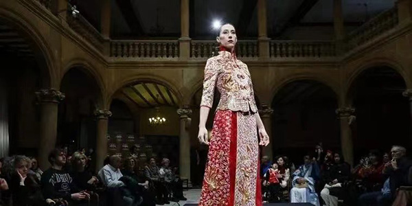 花都非遺“釘金繡裙褂”   驚艷西班牙