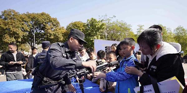 花都警營開放日    “硬核”裝備引爆全場