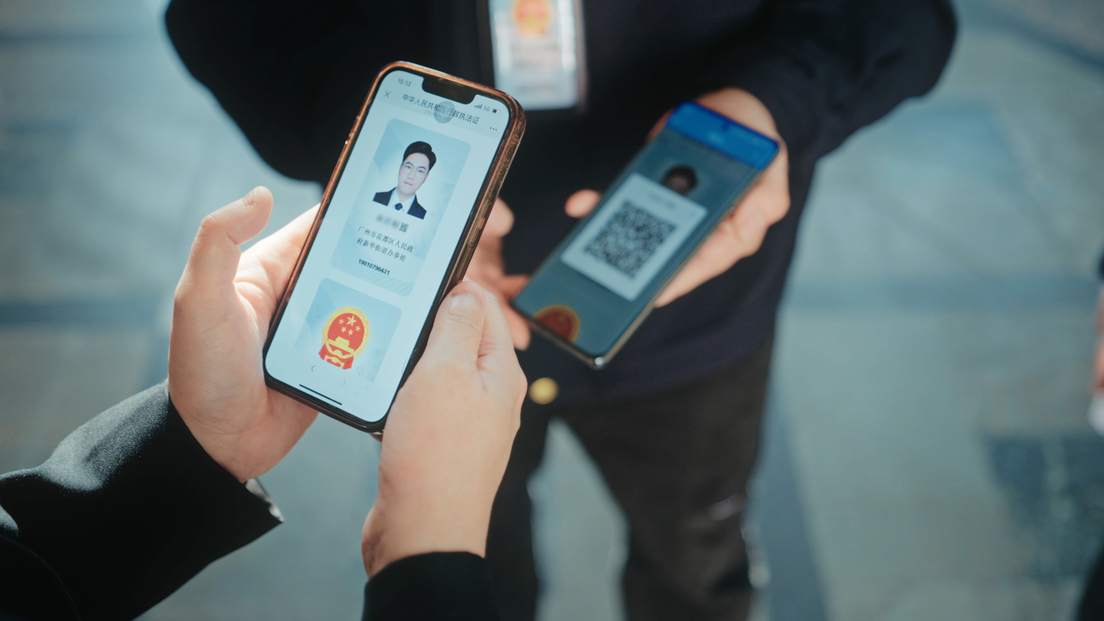 花都區(qū)新華街綜合執(zhí)法辦到轄區(qū)企業(yè)開展執(zhí)法檢查出示“電子執(zhí)法照碼”1 (1).jpg